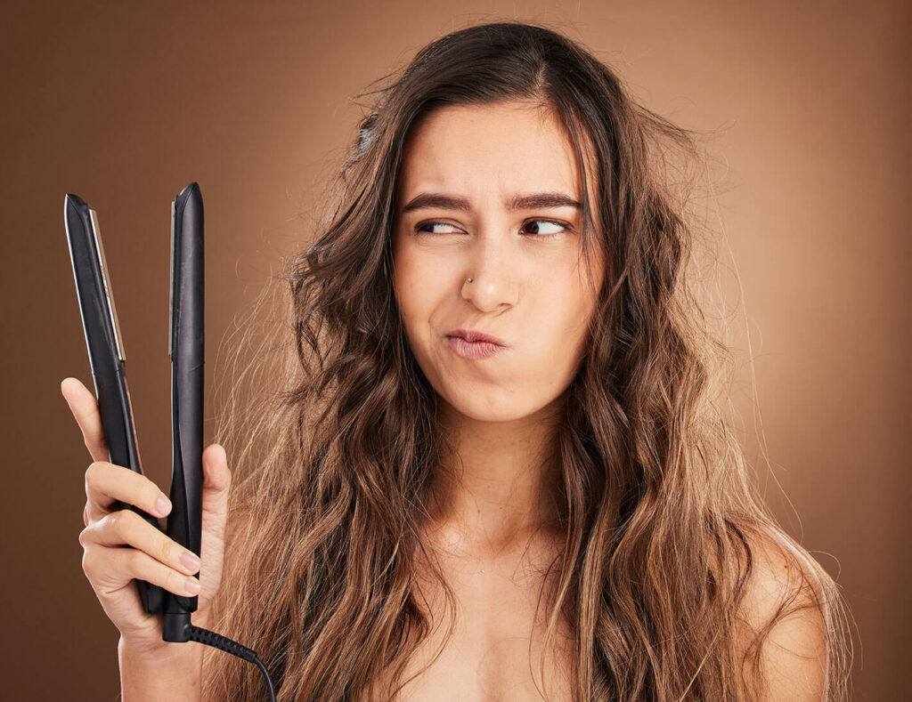 Cabello con puntas abiertas y secas por el uso excesivo de la plancha